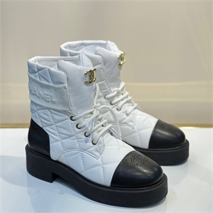 {{productViewItem.photos[photoViewList.activeNavIndex].Alt || productViewItem.photos[photoViewList.activeNavIndex].Description || 'Ботинки CHANEL'}}