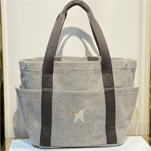 {{productViewItem.photos[photoViewList.activeNavIndex].Alt || productViewItem.photos[photoViewList.activeNavIndex].Description || 'Сумка HERMES'}}