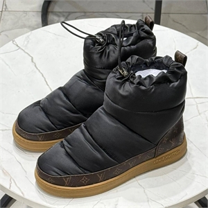 {{productViewItem.photos[photoViewList.activeNavIndex].Alt || productViewItem.photos[photoViewList.activeNavIndex].Description || 'Дутики LOUIS VUITTON'}}