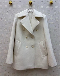 {{productViewItem.photos[photoViewList.activeNavIndex].Alt || productViewItem.photos[photoViewList.activeNavIndex].Description || 'Пальто Schiaparelli'}}