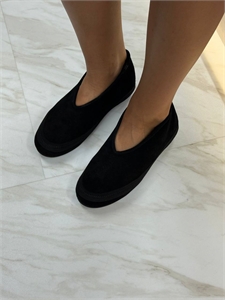 {{productViewItem.photos[photoViewList.activeNavIndex].Alt || productViewItem.photos[photoViewList.activeNavIndex].Description || 'Обувь THE ROW'}}
