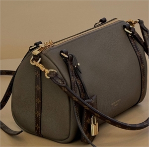 {{productViewItem.photos[photoViewList.activeNavIndex].Alt || productViewItem.photos[photoViewList.activeNavIndex].Description || 'Сумка  LOUIS VUITTON'}}