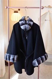 {{productViewItem.photos[photoViewList.activeNavIndex].Alt || productViewItem.photos[photoViewList.activeNavIndex].Description || 'Пальто LORO PIANA'}}