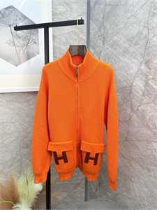 {{productViewItem.photos[photoViewList.activeNavIndex].Alt || productViewItem.photos[photoViewList.activeNavIndex].Description || 'Кардиган HERMES'}}