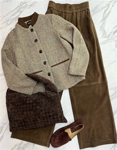 {{productViewItem.photos[photoViewList.activeNavIndex].Alt || productViewItem.photos[photoViewList.activeNavIndex].Description || 'Пиджак LORO PIANA'}}
