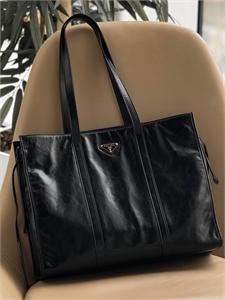 {{productViewItem.photos[photoViewList.activeNavIndex].Alt || productViewItem.photos[photoViewList.activeNavIndex].Description || 'Сумка PRADA'}}