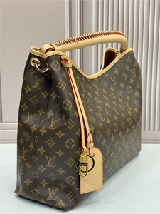 {{productViewItem.photos[photoViewList.activeNavIndex].Alt || productViewItem.photos[photoViewList.activeNavIndex].Description || 'Сумка  LOUIS VUITTON'}}