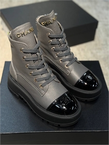 {{productViewItem.photos[photoViewList.activeNavIndex].Alt || productViewItem.photos[photoViewList.activeNavIndex].Description || 'Ботинки CHANEL'}}