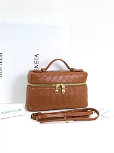 {{productViewItem.photos[photoViewList.activeNavIndex].Alt || productViewItem.photos[photoViewList.activeNavIndex].Description || 'Сумка BOTTEGA VENETA'}}