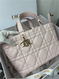 {{productViewItem.photos[photoViewList.activeNavIndex].Alt || productViewItem.photos[photoViewList.activeNavIndex].Description || 'Сумка DIOR'}}