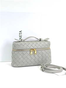 {{productViewItem.photos[photoViewList.activeNavIndex].Alt || productViewItem.photos[photoViewList.activeNavIndex].Description || 'Сумка BOTTEGA VENETA'}}