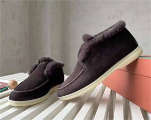 {{productViewItem.photos[photoViewList.activeNavIndex].Alt || productViewItem.photos[photoViewList.activeNavIndex].Description || 'Лоферы LORO PIANA'}}