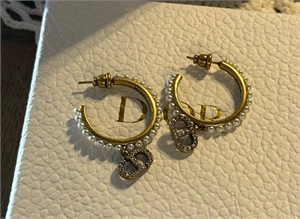 {{productViewItem.photos[photoViewList.activeNavIndex].Alt || productViewItem.photos[photoViewList.activeNavIndex].Description || 'Серьги DIOR'}}