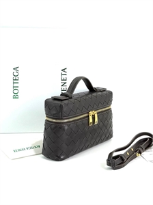 {{productViewItem.photos[photoViewList.activeNavIndex].Alt || productViewItem.photos[photoViewList.activeNavIndex].Description || 'Сумка BOTTEGA VENETA'}}