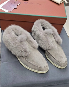 {{productViewItem.photos[photoViewList.activeNavIndex].Alt || productViewItem.photos[photoViewList.activeNavIndex].Description || 'Лоферы LORO PIANA'}}