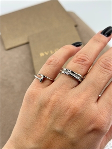 {{productViewItem.photos[photoViewList.activeNavIndex].Alt || productViewItem.photos[photoViewList.activeNavIndex].Description || 'Кольцо BVLGARI'}}