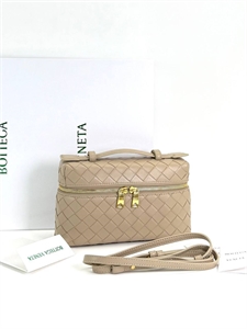 {{productViewItem.photos[photoViewList.activeNavIndex].Alt || productViewItem.photos[photoViewList.activeNavIndex].Description || 'Сумка BOTTEGA VENETA'}}