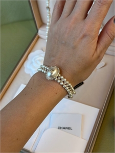 {{productViewItem.photos[photoViewList.activeNavIndex].Alt || productViewItem.photos[photoViewList.activeNavIndex].Description || 'Браслет CHANEL'}}