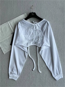 {{productViewItem.photos[photoViewList.activeNavIndex].Alt || productViewItem.photos[photoViewList.activeNavIndex].Description || 'Кофта CHANEL'}}
