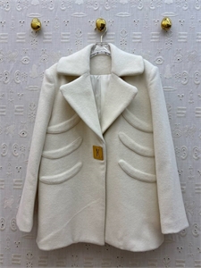 {{productViewItem.photos[photoViewList.activeNavIndex].Alt || productViewItem.photos[photoViewList.activeNavIndex].Description || 'Пальто Schiaparelli'}}