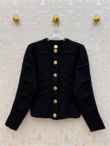 {{productViewItem.photos[photoViewList.activeNavIndex].Alt || productViewItem.photos[photoViewList.activeNavIndex].Description || 'Жакет Schiaparelli'}}