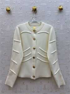 {{productViewItem.photos[photoViewList.activeNavIndex].Alt || productViewItem.photos[photoViewList.activeNavIndex].Description || 'Жакет Schiaparelli'}}