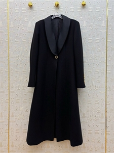 {{productViewItem.photos[photoViewList.activeNavIndex].Alt || productViewItem.photos[photoViewList.activeNavIndex].Description || 'Пальто Schiaparelli'}}