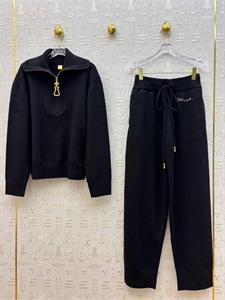 {{productViewItem.photos[photoViewList.activeNavIndex].Alt || productViewItem.photos[photoViewList.activeNavIndex].Description || 'Костюм Schiaparelli'}}