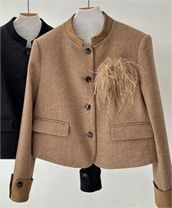 {{productViewItem.photos[photoViewList.activeNavIndex].Alt || productViewItem.photos[photoViewList.activeNavIndex].Description || 'Костюм Schiaparelli'}}
