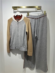 {{productViewItem.photos[photoViewList.activeNavIndex].Alt || productViewItem.photos[photoViewList.activeNavIndex].Description || 'Костюм LORO PIANA'}}