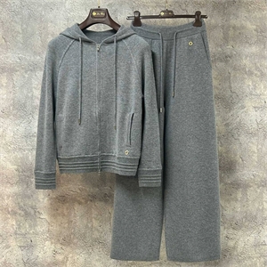 {{productViewItem.photos[photoViewList.activeNavIndex].Alt || productViewItem.photos[photoViewList.activeNavIndex].Description || 'Костюм LORO PIANA'}}