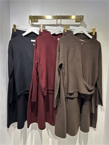 {{productViewItem.photos[photoViewList.activeNavIndex].Alt || productViewItem.photos[photoViewList.activeNavIndex].Description || 'Костюм THE ROW'}}