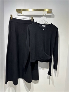{{productViewItem.photos[photoViewList.activeNavIndex].Alt || productViewItem.photos[photoViewList.activeNavIndex].Description || 'Костюм THE ROW'}}