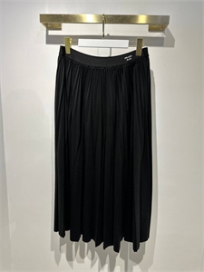 {{productViewItem.photos[photoViewList.activeNavIndex].Alt || productViewItem.photos[photoViewList.activeNavIndex].Description || 'Юбка PRADA'}}