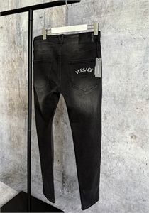 {{productViewItem.photos[photoViewList.activeNavIndex].Alt || productViewItem.photos[photoViewList.activeNavIndex].Description || 'Джинсы VERSACE'}}