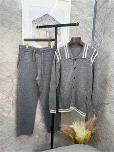 {{productViewItem.photos[photoViewList.activeNavIndex].Alt || productViewItem.photos[photoViewList.activeNavIndex].Description || 'Прогулочный костюм GUCCI'}}