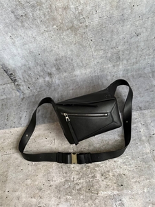 {{productViewItem.photos[photoViewList.activeNavIndex].Alt || productViewItem.photos[photoViewList.activeNavIndex].Description || 'Сумка Loewe'}}