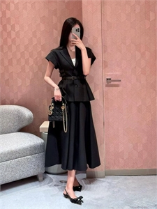 {{productViewItem.photos[photoViewList.activeNavIndex].Alt || productViewItem.photos[photoViewList.activeNavIndex].Description || 'Костюм DIOR'}}