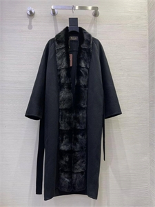 {{productViewItem.photos[photoViewList.activeNavIndex].Alt || productViewItem.photos[photoViewList.activeNavIndex].Description || 'Пальто LORO PIANA'}}