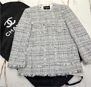 {{productViewItem.photos[photoViewList.activeNavIndex].Alt || productViewItem.photos[photoViewList.activeNavIndex].Description || 'Жакет CHANEL'}}