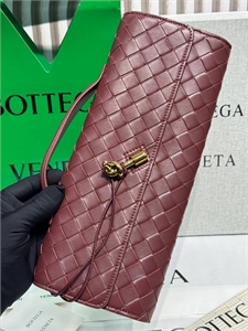 {{productViewItem.photos[photoViewList.activeNavIndex].Alt || productViewItem.photos[photoViewList.activeNavIndex].Description || 'Клатч BOTTEGA VENETA'}}