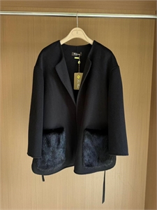 {{productViewItem.photos[photoViewList.activeNavIndex].Alt || productViewItem.photos[photoViewList.activeNavIndex].Description || 'Пальто LORO PIANA'}}