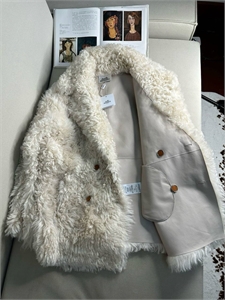 {{productViewItem.photos[photoViewList.activeNavIndex].Alt || productViewItem.photos[photoViewList.activeNavIndex].Description || 'Дубленка HERMES Двусторонняя'}}