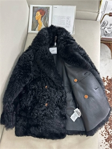 {{productViewItem.photos[photoViewList.activeNavIndex].Alt || productViewItem.photos[photoViewList.activeNavIndex].Description || 'Дубленка HERMES Двусторонняя'}}