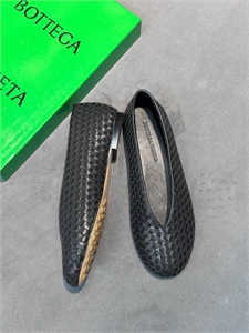 {{productViewItem.photos[photoViewList.activeNavIndex].Alt || productViewItem.photos[photoViewList.activeNavIndex].Description || 'Балетки BOTTEGA VENETA'}}