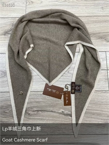 {{productViewItem.photos[photoViewList.activeNavIndex].Alt || productViewItem.photos[photoViewList.activeNavIndex].Description || 'Платок LORO PIANA'}}