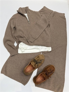 {{productViewItem.photos[photoViewList.activeNavIndex].Alt || productViewItem.photos[photoViewList.activeNavIndex].Description || 'Костюм LORO PIANA'}}