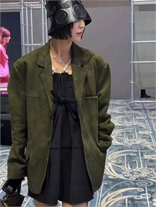 {{productViewItem.photos[photoViewList.activeNavIndex].Alt || productViewItem.photos[photoViewList.activeNavIndex].Description || 'Пиджак PRADA'}}