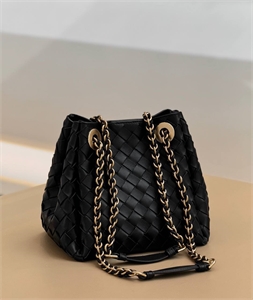 {{productViewItem.photos[photoViewList.activeNavIndex].Alt || productViewItem.photos[photoViewList.activeNavIndex].Description || 'Сумка BOTTEGA VENETA'}}