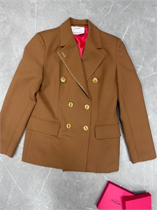 {{productViewItem.photos[photoViewList.activeNavIndex].Alt || productViewItem.photos[photoViewList.activeNavIndex].Description || 'Пиджак Schiaparelli'}}